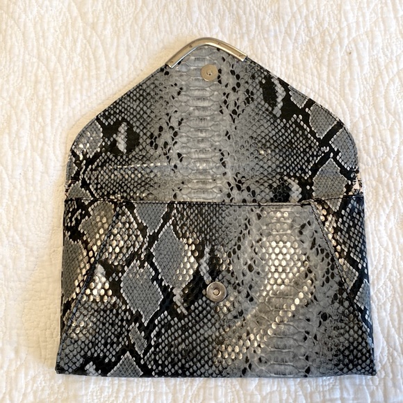 Snake print with snap front close envelope clutch - Picture 3 of 6